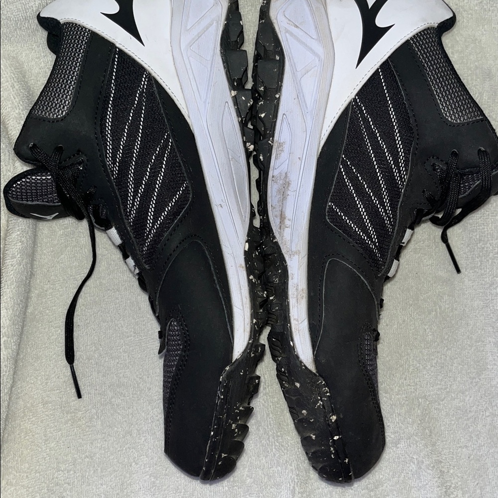 Mizuno Men's Black and Gray Athletic Shoes - Picture 3 of 9